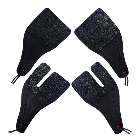 Vier schwarze Tab-Schutzhandschuhe aus Perlrochenleder mit strukturierter Oberfläche, zwei Modelle mit Schlitz für Finger