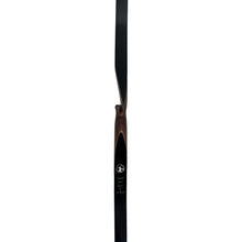 Langer Bogen mit schlankem, dunklem Mittelteil aus Holz, geschwungene schwarze Wurfarme, Beschriftung und Logo auf dem Mittelteil