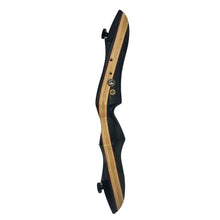 Ein Mittelteil aus Holz für einen Bogen, klare Linien in dunklem und hellem Holz, geschwungene Form, Metallgewinde sichtbar.