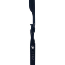 Schwarzer Bogengriff aus glattem Material, ergonomisch geformt mit leichter Wölbung. Beschriftung im unteren Bereich, rundes Logo.