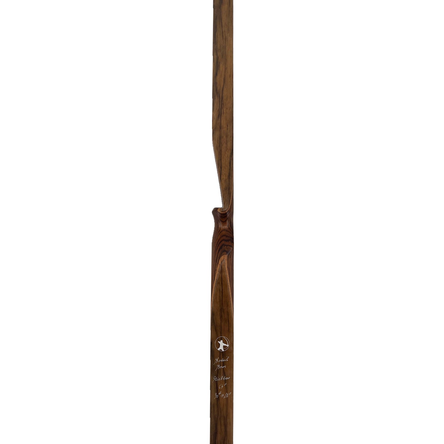 Ein langer, schlanker Holzbogen mit geschwungenem Griffbereich, dunkler Maserung und heller Gravur Bodnik Bows Stickbow.