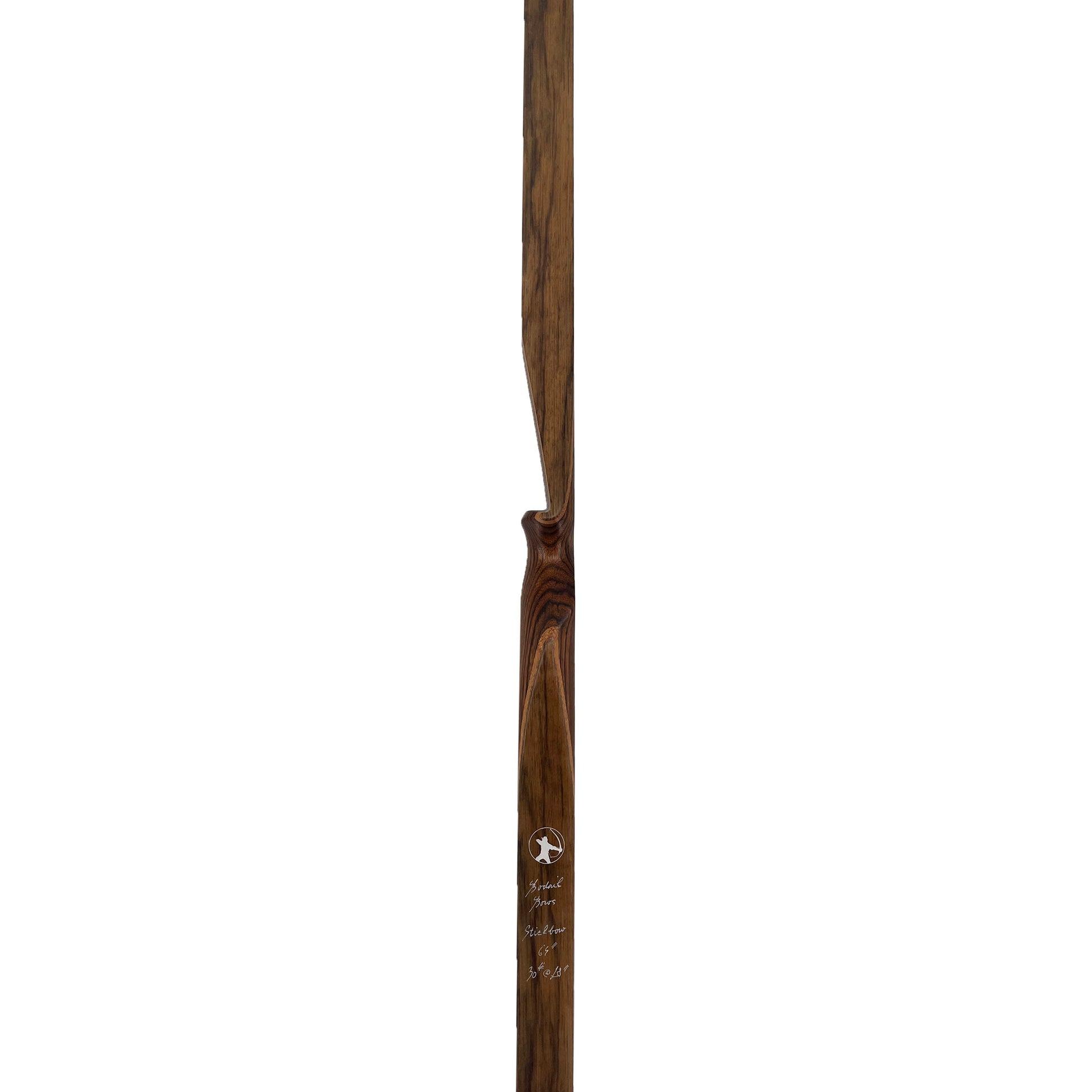 Ein langer, schlanker Holzbogen mit geschwungenem Griffbereich, dunkler Maserung und heller Gravur Bodnik Bows Stickbow.