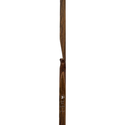 Ein langer, schlanker Holzbogen mit geschwungenem Griffbereich, dunkler Maserung und heller Gravur Bodnik Bows Stickbow.