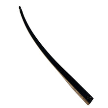 Ein langer, schmaler Wurfarm mit schwarzer Oberfläche und Holzkern, Metallbefestigung am unteren Ende, gerader Verlauf.