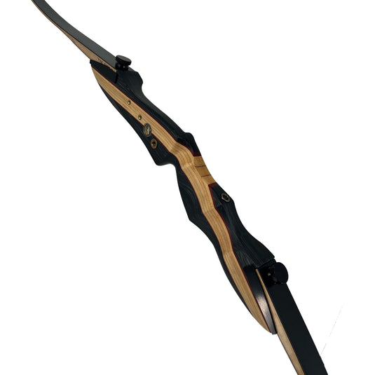 Ein Recurvebogen mit schwarz-braunem Holzgriff, gerader Ergonomie, metallenen Schrauben und abnehmbaren schwarzen Wurfarmen.