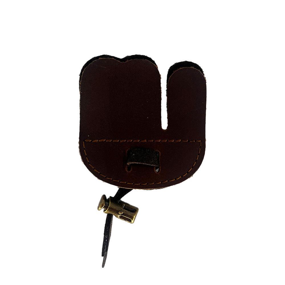 Archers Empire Leder Tab, braune Fingerauflage mit zwei Schlitzen, gebogener Rand, gelbe Nähte, Riemen mit Metallstift