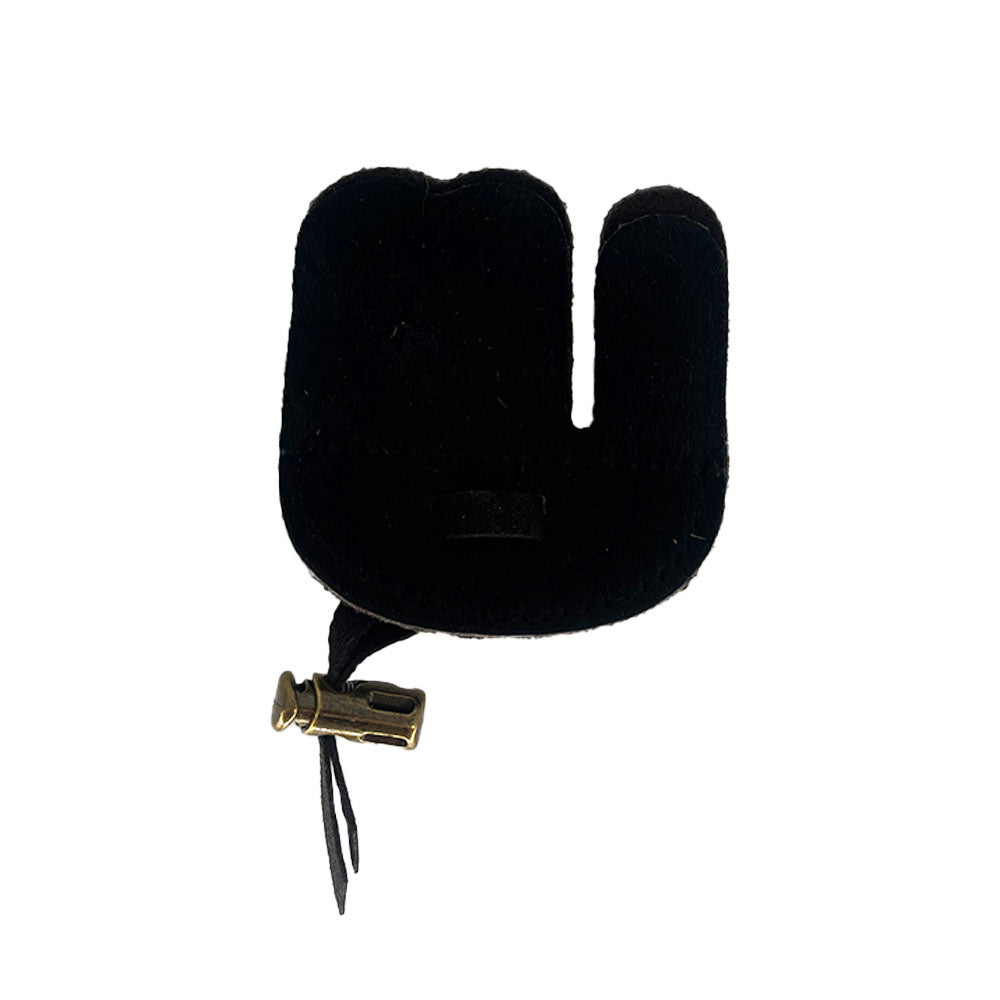 Archers Empire Leder Tab schwarz mit zweigeteilter Fingerauflage, abgerundeter Form und Messingkordelstopper am Lederband