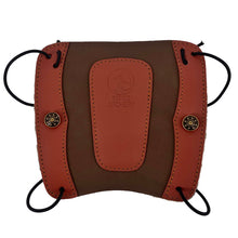 Quadratischer Armschutz aus zweifarbigem Leder in rotbraun und braun, mittig Bodnik Archery Logo, vier Gummischlaufen, zwei Druckknöpfe