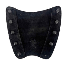 Schwarzer Armschutz aus Leder mit acht runden Nieten, geschwungene Form, samtartige Oberfläche, Bodnik Archery Logo sichtbar.