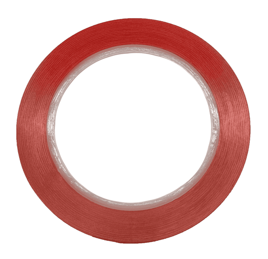 Ein rundes, rotes Klebeband mit dünnem Profil liegt flach und zeigt gleichmäßige Wicklungen auf weißem Hintergrund.