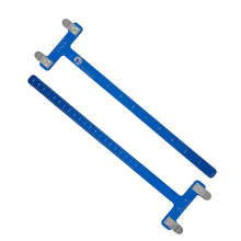 Ein blauer Messschieber mit zwei parallelen Linealen, silbernen Endstücken, metrischen Skalen und Bodnik Archery Logo.