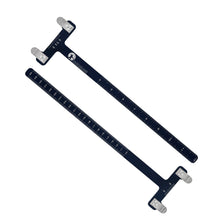 Zwei blaue, flache Messlineale mit metrischer Skala, an den Enden silberne Metallklemmen, Logo „Bodnik Archery“ sichtbar.