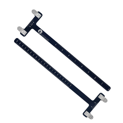 Zwei blaue, flache Messlineale mit metrischer Skala, an den Enden silberne Metallklemmen, Logo „Bodnik Archery“ sichtbar.