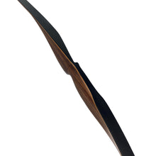 Langer Bogen mit dunklem, gebogenen Mittelteil aus Holz und schwarzen Wurfarmen, schlanke elegante Form, klare Linien