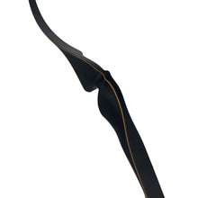 Schwarzer Recurvebogen mit ergonomisch geformtem Griffstück, sichtbare Holzschichten an den Kanten, schlanker eleganter Bogenkörper