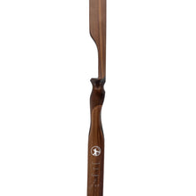 Ein hölzerner Bogen mit ausgeprägtem Griffbereich, ergonomisch geformt, dunkles und helles Holz, feine Gravur mit Logo.