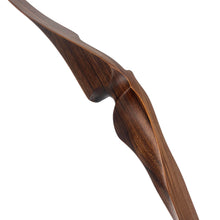 Holzgriffstück eines traditionellen Bogens mit geschwungener, ergonomischer Form und deutlich sichtbarer Holzmaserung