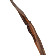 Ein gebogener Holzstab mit ergonomisch geformtem Griffbereich und dunklen sowie hellen Maserungen auf schlichtem Hintergrund.
