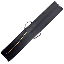 Schwarze Bogentasche in rechteckiger Form mit Reißverschluss und Tragegriffen, darin ein traditioneller Longbow aus Holz.