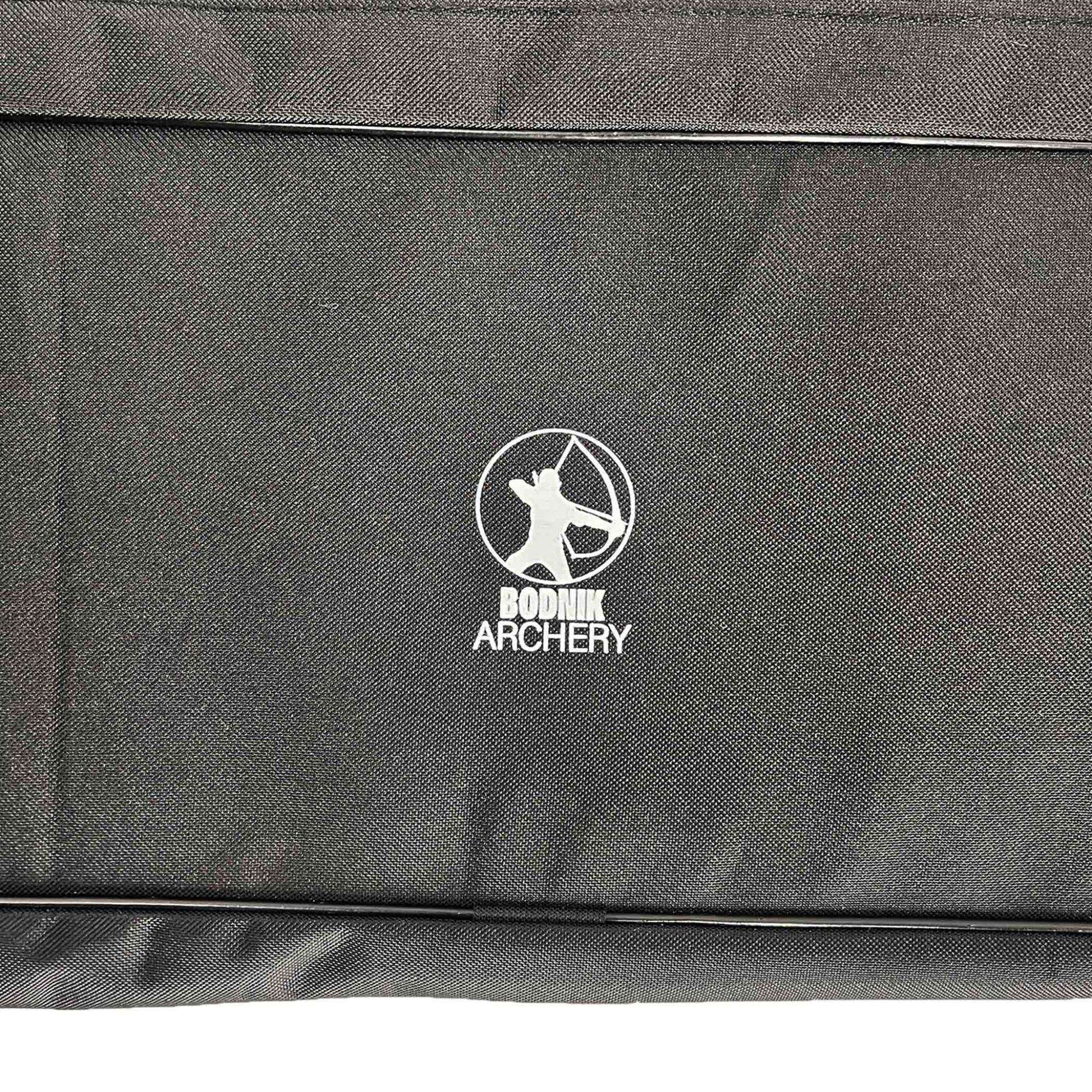 Eine Tasche aus schwarzem Stoff mit dem weißen Logo "BODNIK ARCHERY" und einer Silhouette eines Bogenschützen.