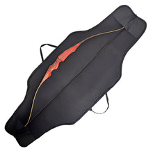 Schwarze Bogentasche mit Recurvebogen darin sichtbar, Bogen mit orangefarbenem Mittelstück, Tasche mit zwei Tragegriffen.