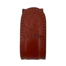 Ein brauner Leder Bogenhalter mit sichtbarer gelber Naht, geprägtem Bodnik Archery Logo und Bogenschütze Motiv auf der Vorderseite.