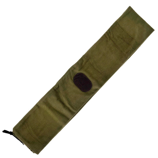 Rechteckige, grüne Fleece-Bogenhülle von Bodnik Archery mit dunkelbraunem Patch mittig und Kordelzug am linken Ende.