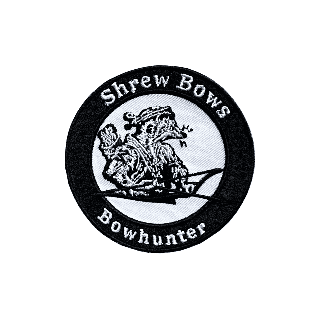 Runder Aufnäher mit schwarzem Rand, Schriftzug „Shrew Bows Bowhunter“, mittig Comic-Spitzmaus mit Bogen und Überblick.