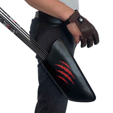 Ein Mensch trägt einen schwarzen Seitenköcher mit roten Kratzspuren, mehrere Pfeile stecken darin, brauner Schießhandschuh an der Hand.