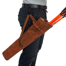 Eine Person trägt einen braunen Seitenköcher aus Wildleder am Gürtel, darin mehrere orange Pfeile mit schwarzen Federn.