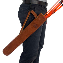 Person mit dunkler Hose und Gürtel trägt braunen Archer´s Empire Seitenköcher KAYA aus Wildleder, mehrere orange Pfeile im Köcher