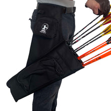 Person trägt schwarze Seitenköcher Bodnik Archery am Gürtel, darin mehrere Pfeile mit gelben und roten Federn, rechte Hand greift.