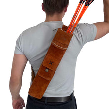 Ein Mann trägt einen braunen Rückenköcher aus Leder mit einer kleinen Tasche und mehreren orangen Pfeilen auf dem Rücken.