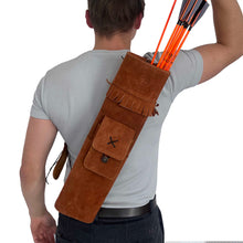 Ein Mann trägt einen braunen Rückenköcher aus Wildleder mit Fransen und kleiner Vordertasche, darin mehrere orange Pfeile.
