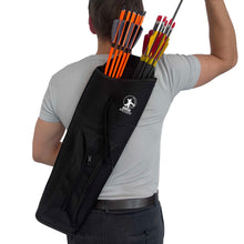 Person von hinten mit grauem T-Shirt trägt Bodnik Archery Rückenköcher Obsidian Big auf dem Rücken voller bunter Pfeile.