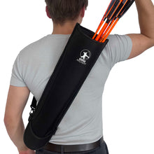 Eine Person trägt einen schwarzen Rückenköcher mit Bodnik Archery Logo auf dem Rücken, darin mehrere orangefarbene Pfeile.