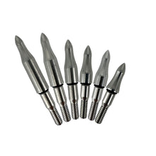 Sechs silberfarbene, spitz zulaufende Metallspitzen mit Schraubgewinde unten, unterschiedliche Längen, nebeneinander angeordnet