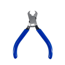 Eine Zange mit zwei blauen rutschfesten Griffen, Metallbacken mit Aussparung und einer schwarzen Feder zwischen den Griffen.