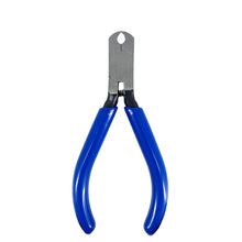Eine Zange mit zwei blauen, gebogenen Griffen und einem silbernen Metallkopf mit spezieller Einkerbung, isolierte Griffe.