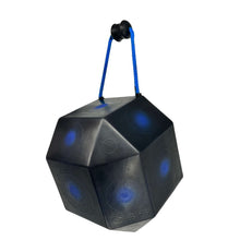 Schwarzer 3D Cube Fun mit vielen kleinen Flächen und blauen Zielkreisen, befestigt an blauer Kordel mit schwarzem Stopper