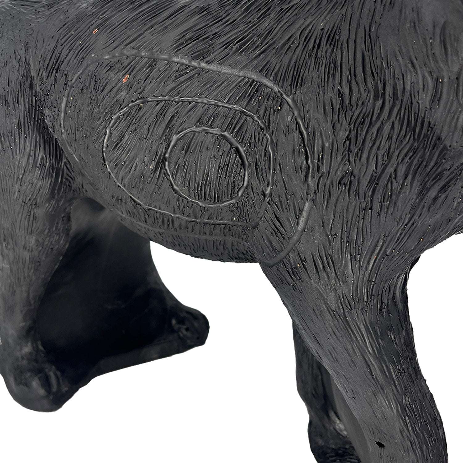 Nahaufnahme eines Teils einer schwarzen 3D-Tierfigur mit Fellstruktur, darauf Zielmarkierungen mit Kreisen am Körper sichtbar, vier Beine erkennbar.