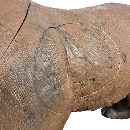 Braune, strukturierte Oberfläche mit feinen Linien, die an Fell erinnern, Kreislinien und Kanten, Teil eines größeren Objekts, tierähnliche Form.