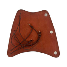 Brauner Armschutz aus Wildleder, drei Metallknöpfe, mehrere dunkelbraune Lederschnüre mit Knoten, verstärkte Nähte