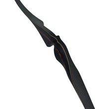 Ein traditioneller Bogen aus dunklem Material mit Holzoptik, roten Zierlinien und ergonomisch geformtem Griffbereich.