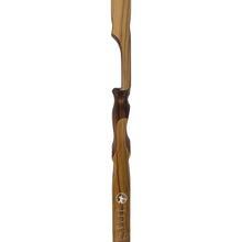 Ein Mittelstück eines Bogens aus Holz mit ergonomisch geformtem Griff, sichtbaren Maserungen und Bodnik Bows Logo Gravur.