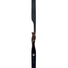 Ein schlanker, moderner Recurvebogen mit dunklem, gebogenem Mittelteil aus Holz, schwarzer Wurfarm und weißer Beschriftung.