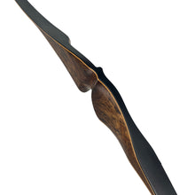 Ein gebogener Bogen aus dunklem Holz mit glatten schwarzen Wurfarmen, markante Maserung im Griffbereich, modernes Design.