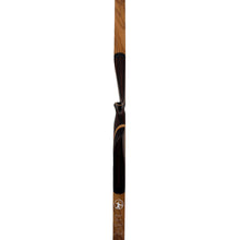 Ein langer, schlanker Holzbogen mit dunklem Mittelteil, helleren Enden, ergonomisch geformtem Griff und eingeschnitztem Logo.