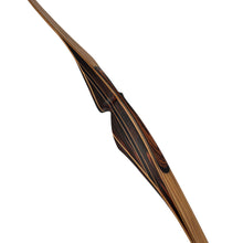 Ein traditioneller Bogen mit geschwungenem Holzkörper, dunklen und hellen Maserungen, ergonomisch geformter Griffbereich.