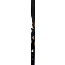 Langbogen aus schwarzem Material mit Holzapplikationen und ergonomisch geformtem Griff, darunter weißes Bodnik Bows Logo.